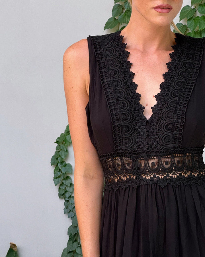 Charlotte | Abito in pizzo artigianale con scollatura a V