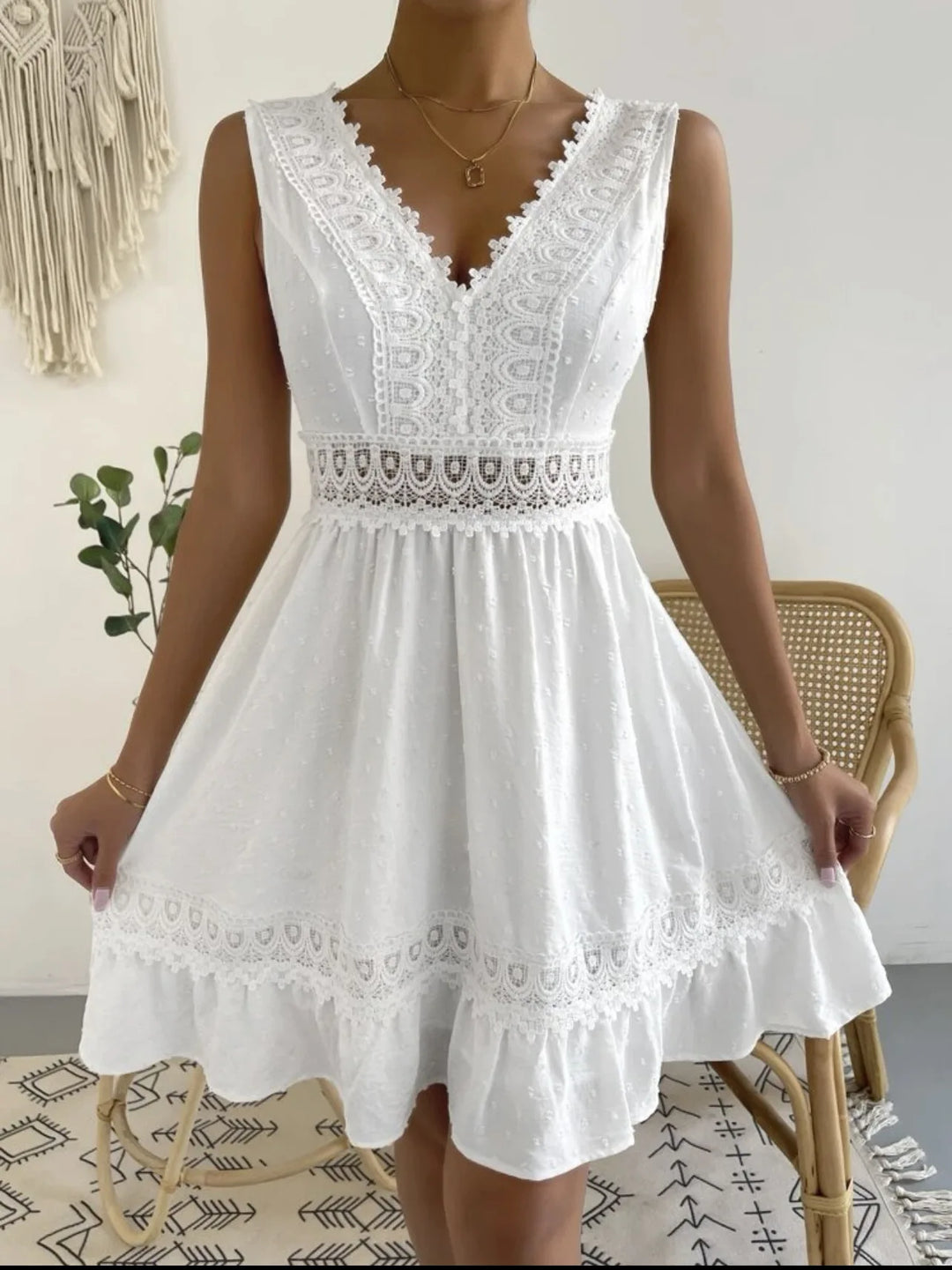 Arabella | Abito in pizzo artigianale con scollatura a V